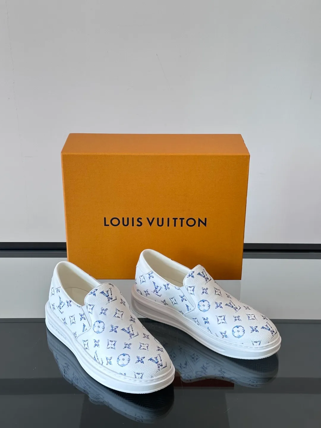 Men's shoes 💰p360 "LOUIS VUITTO＊" Classic presbyopic slip-on loafers are made of classic Damier Gra men's shoes 💰phite canvas, with LV logo embellishment on the shoe body, leather straps decorated with LV metal logo buckles, smooth calf leather trim, and Monogram flower rubber outsole, full of youthful vitality and elegance. Blake craftsmanship and hand-stitched uppers cleverly establish recognition, and the standard sheepskin lining provides a comfortable and soft foot feel! Size: 38-44